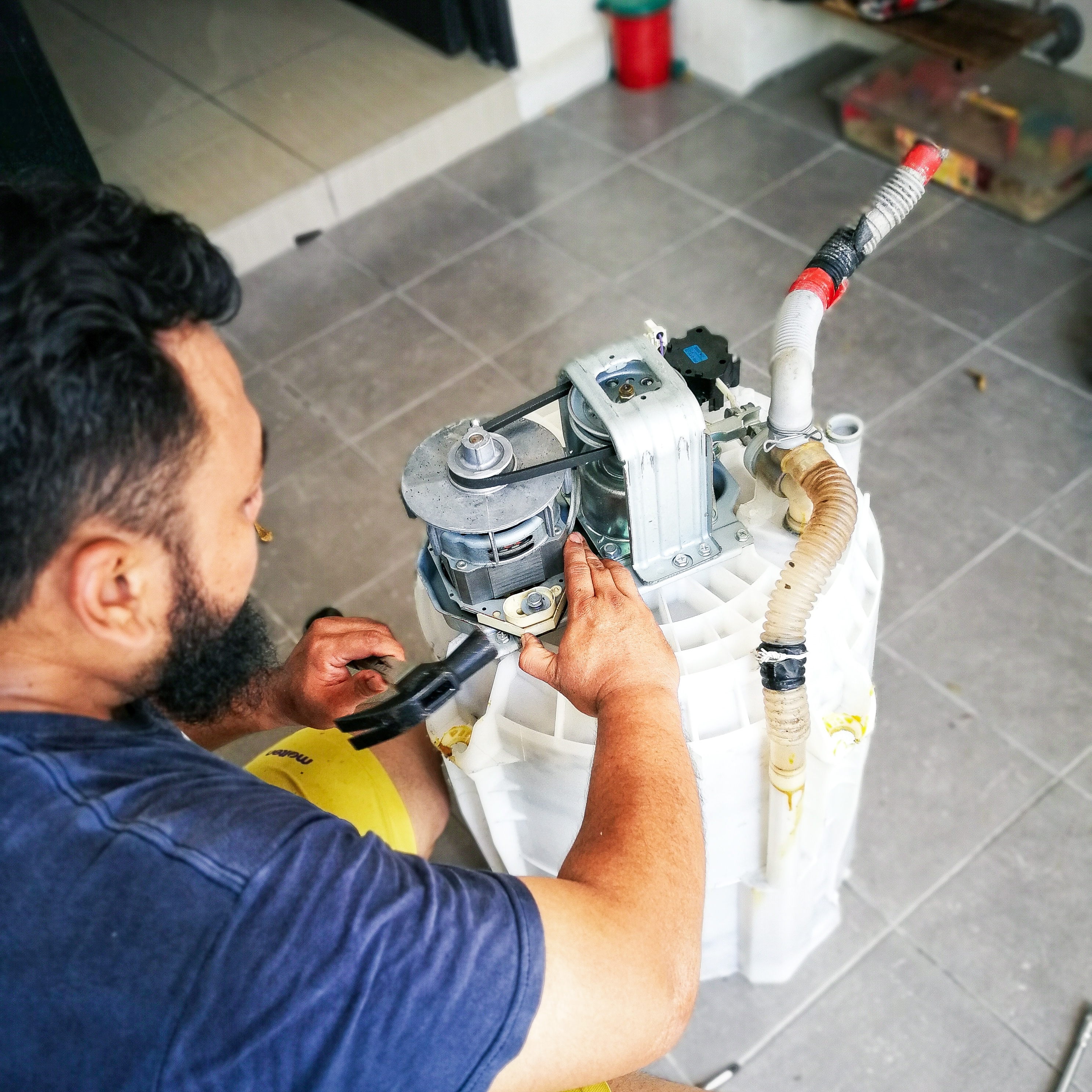 Técnico trabajando con el Tambor de una Lavadora